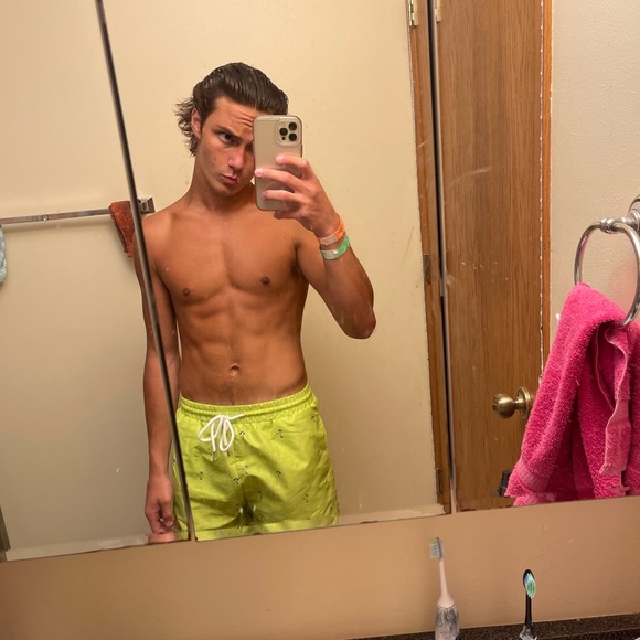 Meet your Posher, Dylan - Picture 2 of 4